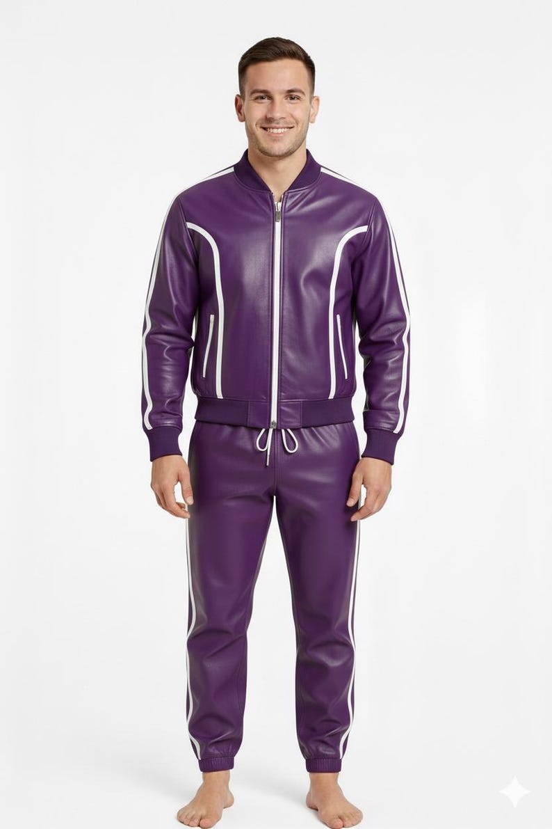 Peut inclure: Un surv&ecirc;tement en cuir violet assorti avec des rayures blanches. La veste est de style bombardier avec une fermeture &eacute;clair. Le pantalon a une taille &agrave; cordon et est resserr&eacute; aux chevilles. L'ensemble est port&eacute; par une personne.
