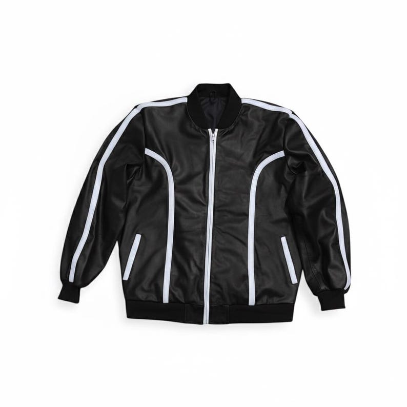 Peut inclure: Veste de style bomber noire avec des rayures blanches sur les manches et les c&ocirc;t&eacute;s. La veste a une fermeture &eacute;clair blanche et des poignets et un ourlet c&ocirc;tel&eacute;s noirs. Style sportif.