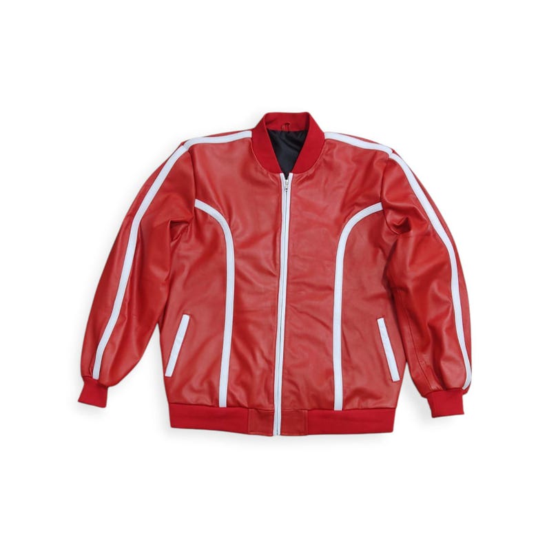Peut inclure: Veste de bombardier rouge avec des rayures blanches sur les manches et les c&ocirc;t&eacute;s. Elle est dot&eacute;e d'une fermeture &eacute;clair blanche, de poignets rouges et d'un col rouge. La doublure int&eacute;rieure est noire.