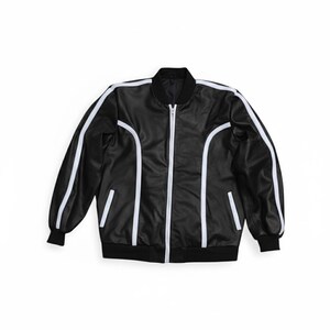 Peut inclure: Veste de style bomber noire avec des rayures blanches sur les manches et les c&ocirc;t&eacute;s. La veste a une fermeture &eacute;clair blanche, un col et des poignets noirs. Fabriqu&eacute;e dans un mat&eacute;riau brillant, elle a un look sportif.