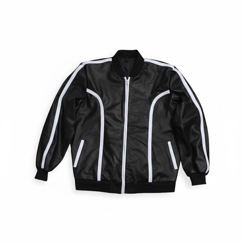 Peut inclure: Veste de style bomber noire avec des rayures blanches sur les manches et les c&ocirc;t&eacute;s. La veste a une fermeture &eacute;clair blanche, un col et des poignets noirs. Fabriqu&eacute;e dans un mat&eacute;riau brillant, elle a un look sportif.