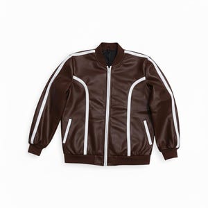 Peut inclure: Veste de bombardier marron avec des rayures blanches sur les manches et des accents blancs. La veste a une fermeture &eacute;clair, deux poches avant et un col et des poignets c&ocirc;tel&eacute;s. Fabriqu&eacute; dans un mat&eacute;riau lisse semblable au cuir.