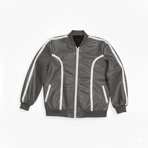 Peut inclure: Veste de bombardier grise avec des rayures et des accents blancs. La veste a une fermeture &eacute;clair compl&egrave;te, deux poches avant et des poignets et un ourlet c&ocirc;tel&eacute;s. La veste est en mati&egrave;re lisse semblable au cuir.