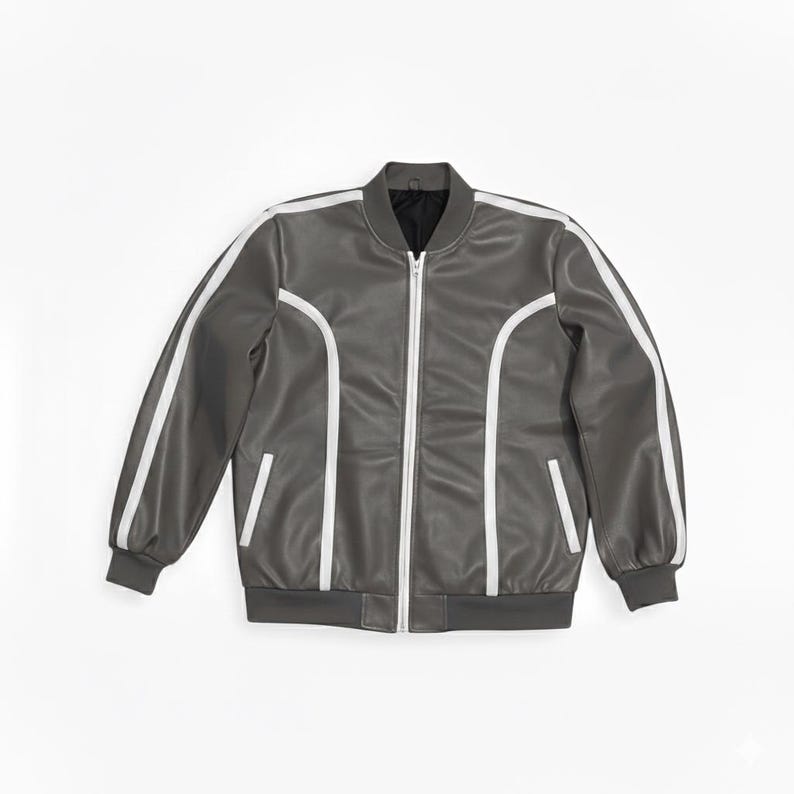 Peut inclure: Veste de bombardier grise avec des rayures et des accents blancs. La veste a une fermeture &eacute;clair compl&egrave;te, deux poches avant et des poignets et un ourlet c&ocirc;tel&eacute;s. La veste est en mati&egrave;re lisse semblable au cuir.