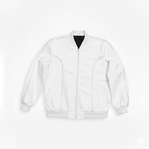 Peut inclure: Veste de style bomber blanche avec un col int&eacute;rieur noir. La veste est dot&eacute;e d'une fermeture &eacute;clair int&eacute;grale, de poches lat&eacute;rales et de poignets et d'ourlets c&ocirc;tel&eacute;s. Design minimaliste.