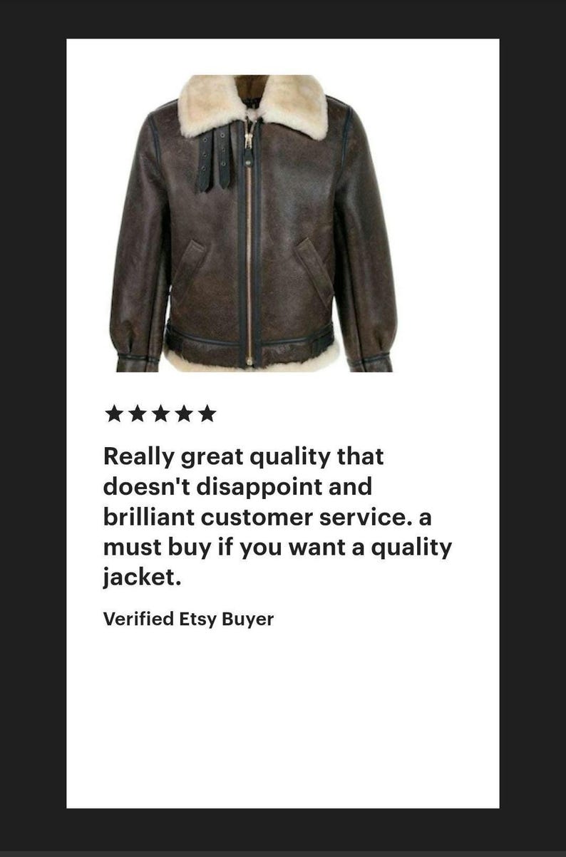 K&ouml;nnte beinhalten: Eine dunkelbraune Lederjacke mit einem cremefarbenen Lammfellkragen und Innenfutter. Die Jacke verf&uuml;gt &uuml;ber einen zentralen Metallrei&szlig;verschluss, schwarze Lederbes&auml;tze und zwei verstellbare Schnallenriemen im oberen Brustbereich.
