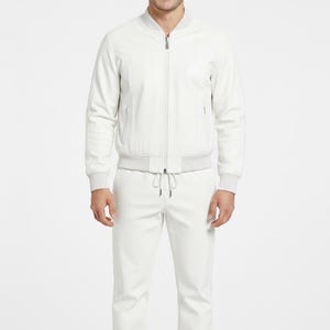 Peut inclure: Ensemble assorti blanc compos&eacute; d'un blouson aviateur et d'un pantalon de surv&ecirc;tement. Le blouson a une fermeture &eacute;clair sur le devant et des poignets et un ourlet c&ocirc;tel&eacute;s. Le pantalon de surv&ecirc;tement a une taille &agrave; cordon et des poignets &eacute;lastiques.