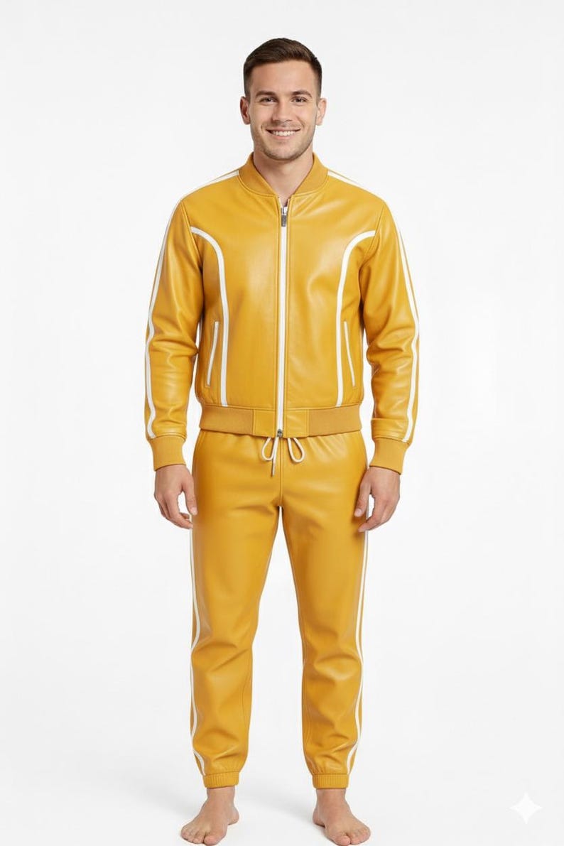 Peut inclure: Ensemble de surv&ecirc;tement en cuir jaune moutarde avec des rayures blanches. La veste a une fermeture &eacute;clair et des bordures blanches. Le pantalon a une taille &agrave; cordon et des poignets &eacute;lastiques. V&ecirc;tement de sport assorti.