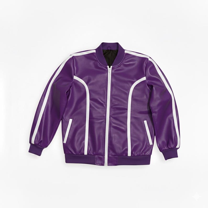 Peut inclure: Veste de bombardier violette avec des rayures blanches sur les manches et les c&ocirc;t&eacute;s. La veste a une fermeture &eacute;clair blanche et deux poches avant. Le col et les poignets sont d'un violet plus fonc&eacute;. La veste est en mati&egrave;re lisse, semblable au cuir.
