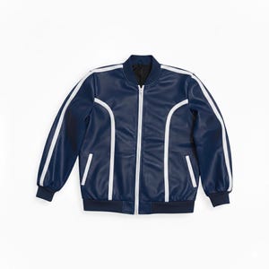 Peut inclure: Veste de style bomber bleu marine avec des rayures et des bordures blanches. La veste a une fermeture &eacute;clair int&eacute;grale et des poignets et un col c&ocirc;tel&eacute;s. Le mat&eacute;riau est lisse, peut-&ecirc;tre en similicuir.