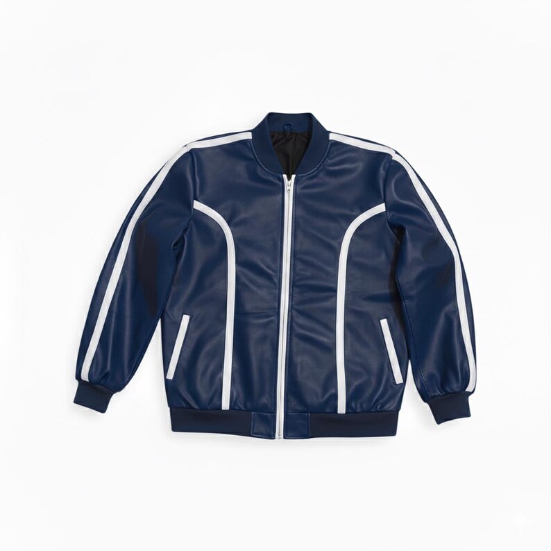 Peut inclure: Veste de style bomber bleu marine avec des rayures et des bordures blanches. La veste a une fermeture &eacute;clair int&eacute;grale et des poignets et un col c&ocirc;tel&eacute;s. Le mat&eacute;riau est lisse, peut-&ecirc;tre en similicuir.