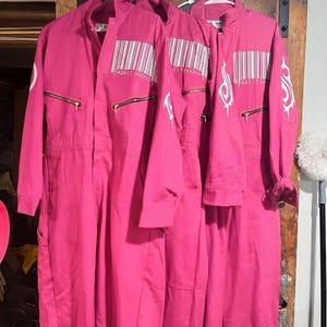 Combinaison rose code-barres | Déguisement rock industriel