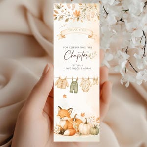 Könnte beinhalten: Ein rechteckiges Lesezeichen mit Aquarellillustrationen von Babykleidung auf einer Wäscheleine, einem Fuchs und Kürbissen. Der Text lautet: THANK YOU! FOR CELEBRATING THIS Chapter WITH US LOVE CHLOE & ADAM.