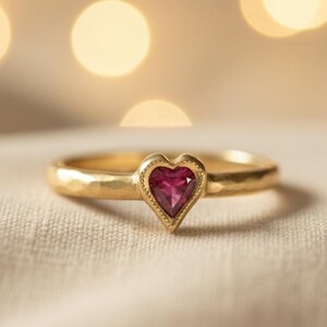 Pierścionek zaręczynowy z imitacją diamentu w kształcie serca z różowym rubinem o masie 0,75 ct, obrączka ślubna z oprawą Milgrain, pierścionek z teksturą, pierścionek zaręczynowy