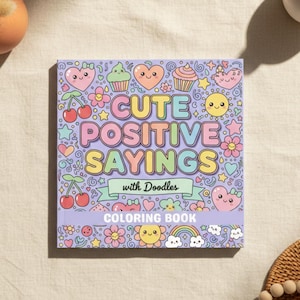 Puede incluir: Un libro para colorear cuadrado con una portada lavanda. La portada presenta el texto "CUTE POSITIVE SAYINGS with Doodles" en letras de burbujas coloridas y está decorada con corazones de dibujos animados, cupcakes, cerezas y flores. Las palabras "COLORING BOOK" están en la parte inferior.