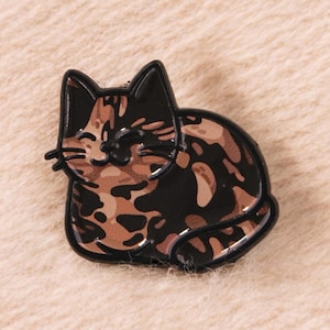 Emaille pin Black Cat: cartoon dierenbroche met camouflageprint