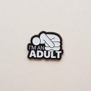 Ich bin ein Erwachsener Emaille Pin - Lustige Mental Gesundheit Brosche - Rucksack Abzeichen Schmuck Accessoire