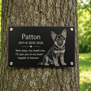 Könnte beinhalten: Eine rechteckige schwarze Gedenktafel mit vier silbernen Eckbefestigungen. Sie zeigt ein eingraviertes Porträt eines Deutschen Schäferhund-Welpen, den Namen Patton, die Daten 2011-6-2016-2026, ein Herzsymbol und den Text: Rest easy, my sweet one. I'll ope you in my heart happier in heaven.
