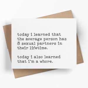 Puede incluir: Una tarjeta de felicitación rectangular blanca con texto negro estilo máquina de escribir que dice: today i learned that the average person has 8 sexual partners in their lifetime. today i also learned that i'm a whore. Sobre un sobre marrón.