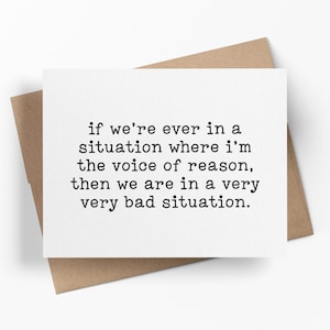 Puede incluir: Una tarjeta de felicitación rectangular blanca con texto negro estilo máquina de escribir que dice: if we're ever in a situation where i'm the voice of reason, then we are in a very very bad situation. La tarjeta está sobre un sobre de papel marrón.