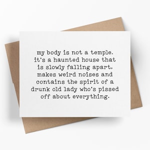 Puede incluir: Una tarjeta de felicitación blanca con texto negro estilo máquina de escribir que dice: my body is not a temple. it's a haunted house that is slowly falling apart, makes weird noises and contains the spirit of a drunk old lady who's pissed off about everything.