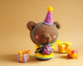 Louie,the Birthday Bear_Needle felted Art bear_Felted brown bear toy_Ooak_Teddy bear toy_Felt bear Kawaii_Wool felt bear_Kawaii soft toy