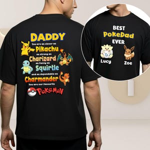 Puede incluir: Camiseta negra con el texto "DADDY" y "BEST PokeDad EVER". La camiseta presenta imágenes de dibujos animados de Pikachu, Charizard, Squirtle, Charmander, Togepi y Eevee. El texto de la camiseta dice "You are as clever as Pikachu, as strong as Charizard, as funny as Squirtle, and as dependable as Charmander."