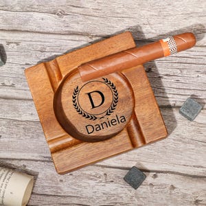 Personalisierter Zigarrenaschenbecher, Zigarrenhalter, Einzigartiger Aschenbecher, Aschenbecher aus Walnussholz, Zigarrenzubehör, Geschenk für Ehemann und Vater, Geschenk für den Trauzeugen