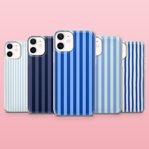 Może przedstawiać: Pięć etui na telefony z pionowymi wzorami w paski w odcieniach niebieskiego i białego. Etui są ułożone w rzędzie, prezentując różnorodne wzory. Tło jest jednolicie różowe.