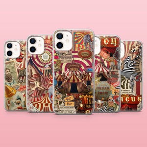 Op de afbeelding: Een verzameling van vijf telefoonhoesjes met een circusthema. Elke hoes heeft een uniek collage-ontwerp met vintage circusafbeeldingen, waaronder tenten, artiesten en vintage advertenties. De hoesjes staan op een roze achtergrond.