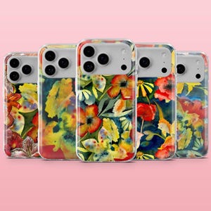 Op de afbeelding: Vijf doorzichtige smartphonehoesjes op een rij, elk met een levendig aquarel bloemenpatroon in rood-, geel- en groentinten tegen een donkere achtergrond. De hoesjes hebben een uitsparing voor een camerasysteem met drie lenzen.