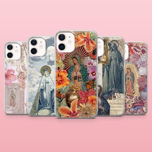 Könnte beinhalten: Eine Sammlung von Handyhüllen mit verschiedenen religiösen Motiven. Die Hüllen zeigen Bilder der Jungfrau Maria, Blumen, Schmetterlinge und andere religiöse Ikonografie. Die Hüllen sind transparent mit farbenfrohen Designs.