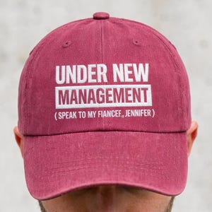 Gorra de béisbol "Bajo nueva dirección", gorra de compromiso para hombre, gorra de papá bordada para prometido/a, regalos de compromiso para parejas, regalo para prometido/a.