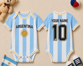 アルゼンチン代表ベビーボディスーツ（名前入り）、カスタムネーム入りサッカーベビー服、アルゼンチン代表サッカーベビーロンパース、サッカーファンへのベビーシャワーギフト