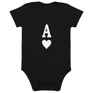 ASE-hartenkaartprint op zwarte babyromper van biologisch katoen