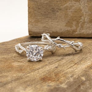 Conjunto de anéis de noivado e casamento com moissanita redonda, em prata de lei 925, com design de galhos e folhas, ideal para usar em conjunto com outros anéis. Presente perfeito para ela.