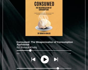 Può includere: Interfaccia di audiolibro che mostra la copertina di "Consumed: The Weaponization of Consumption" di Ronaya Khaliq. La copertina presenta un cervello su un piatto. Sono visibili i controlli di riproduzione e una barra di avanzamento.