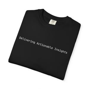 Könnte beinhalten: Schwarzes T-Shirt mit dem weißen Text "Delivering Actionable Insights". Das T-Shirt ist gefaltet und hat ein Etikett in der oberen rechten Ecke. Das T-Shirt ist aus einem weichen Material.