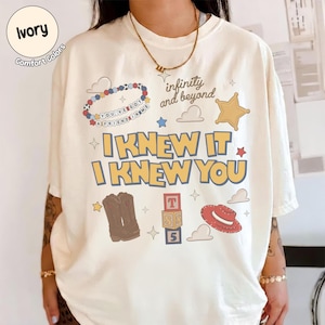 Camiseta retro Toy Story To Infinity n Beyond Comfort Colors, Camiseta de música country "I knew It I knew You" de Toy Story 5, Camiseta Woody Cowboy Sheriff de Toy Story 5 Ivory/Sand/Natural