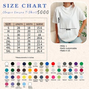 K&ouml;nnte beinhalten: Ein wei&szlig;es Classic Unisex T-Shirt 5000 mit Gr&ouml;&szlig;entabelle. Die Tabelle zeigt Ma&szlig;e in Zoll f&uuml;r die Gr&ouml;&szlig;en S bis 5XL, einschlie&szlig;lich L&auml;nge, Breite und &Auml;rmelma&szlig;e. Farbauswahl unter der Tabelle.