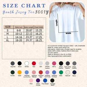 K&ouml;nnte beinhalten: Gr&ouml;&szlig;entabelle f&uuml;r ein Jugend-T-Shirt, mit Ma&szlig;en in Zoll f&uuml;r die Gr&ouml;&szlig;en S bis XL. Enth&auml;lt eine Liste der verf&uuml;gbaren Farben, wie Schwarz, Wei&szlig;, Rot und verschiedene Heather-T&ouml;ne. Das T-Shirt besteht aus weicher, atmungsaktiver Baumwolle.