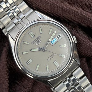 Vintage Seiko 5 Automatic Day and Date  Dial Mechanical Manual Winding 17Jewels Wrist Watch