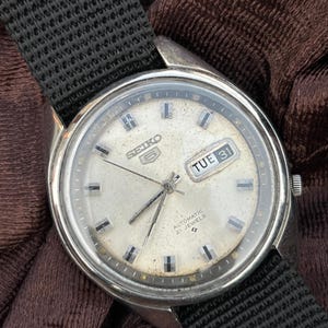 Vintage Seiko 5 Automatic Day and Date  Dial Mechanical Manual Winding 17Jewels Wrist Watch