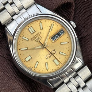 Vintage Seiko 5 Automatic Day and Date  Dial Mechanical Manual Winding 17Jewels Wrist Watch