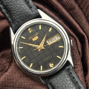 Vintage Seiko 5 Automatic Day and Date  Dial Mechanical Manual Winding 17Jewels Wrist Watch