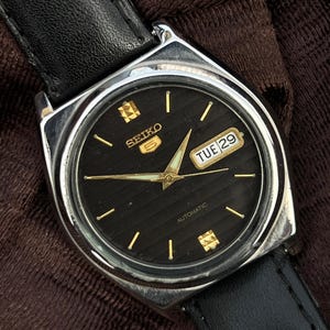 Vintage Seiko 5 Automatic Day and Date  Dial Mechanical Manual Winding 17Jewels Wrist Watch