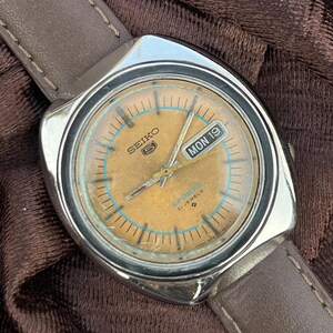 Vintage Seiko 5 Automatic Day and Date  Dial Mechanical Manual Winding 17Jewels Wrist Watch