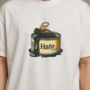 Camiseta satírica con estampado "Odio enlatado": estilo urbano con humor negro y antinegatividad.