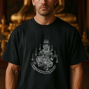 Camiseta con tatuaje de Hanuman Sak Yant: Camiseta gráfica de guerrero espiritual tailandés