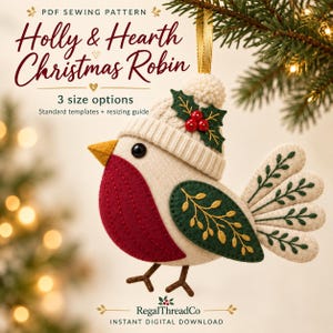Può includere: Un cartamodello PDF intitolato Holly & Hearth Christmas Robin con 3 opzioni di taglia. L'immagine mostra un ornamento a forma di pettirosso in tessuto con un berretto in maglia color crema, foglie di agrifoglio, bacche rosse e un'ala verde ricamata.